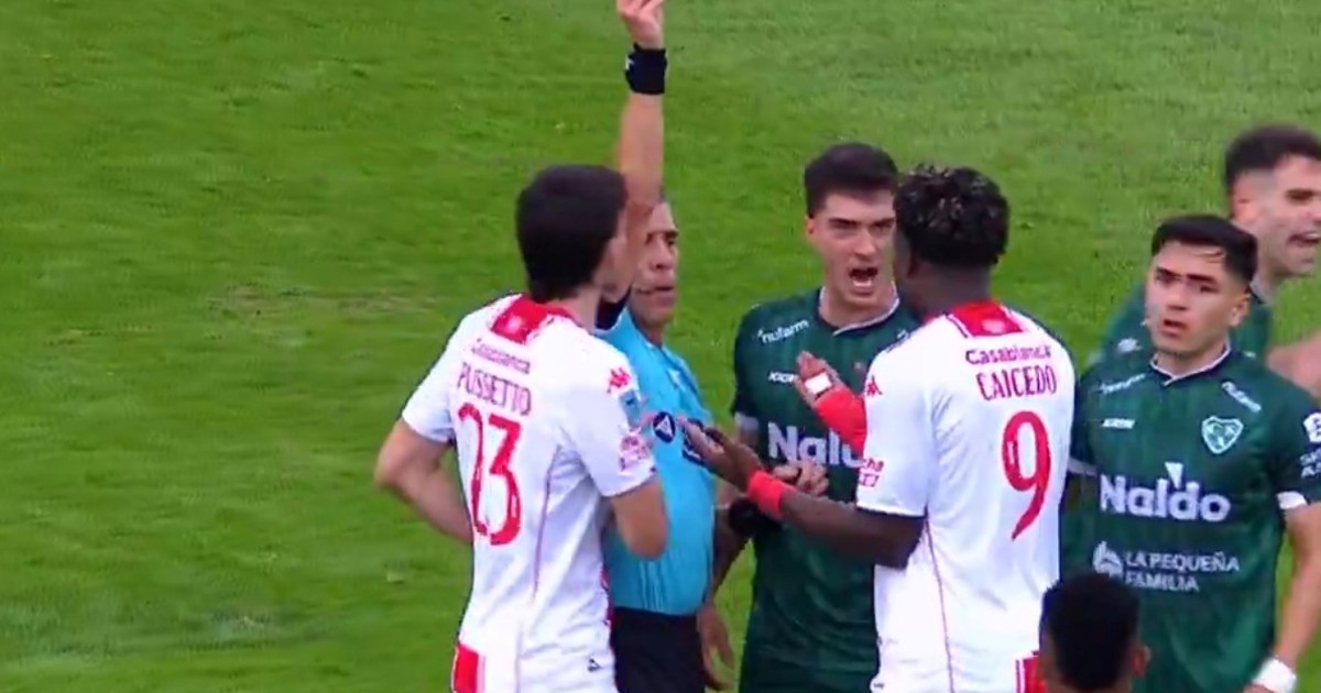 Jordy Caicedo se expulsa en Huracán con un cabezazo ante Sarmiento
