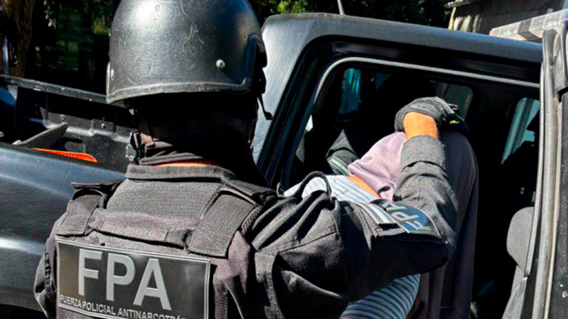 Detienen a tres sospechosos en Córdoba tras decomisar 600 dosis de cocaína.
