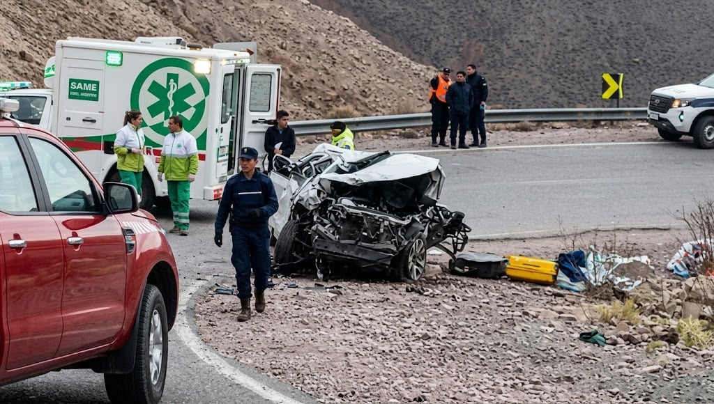 Una camioneta se precipita 80 metros en Cuesta de Lipán, Jujuy, matando a una mujer y deja