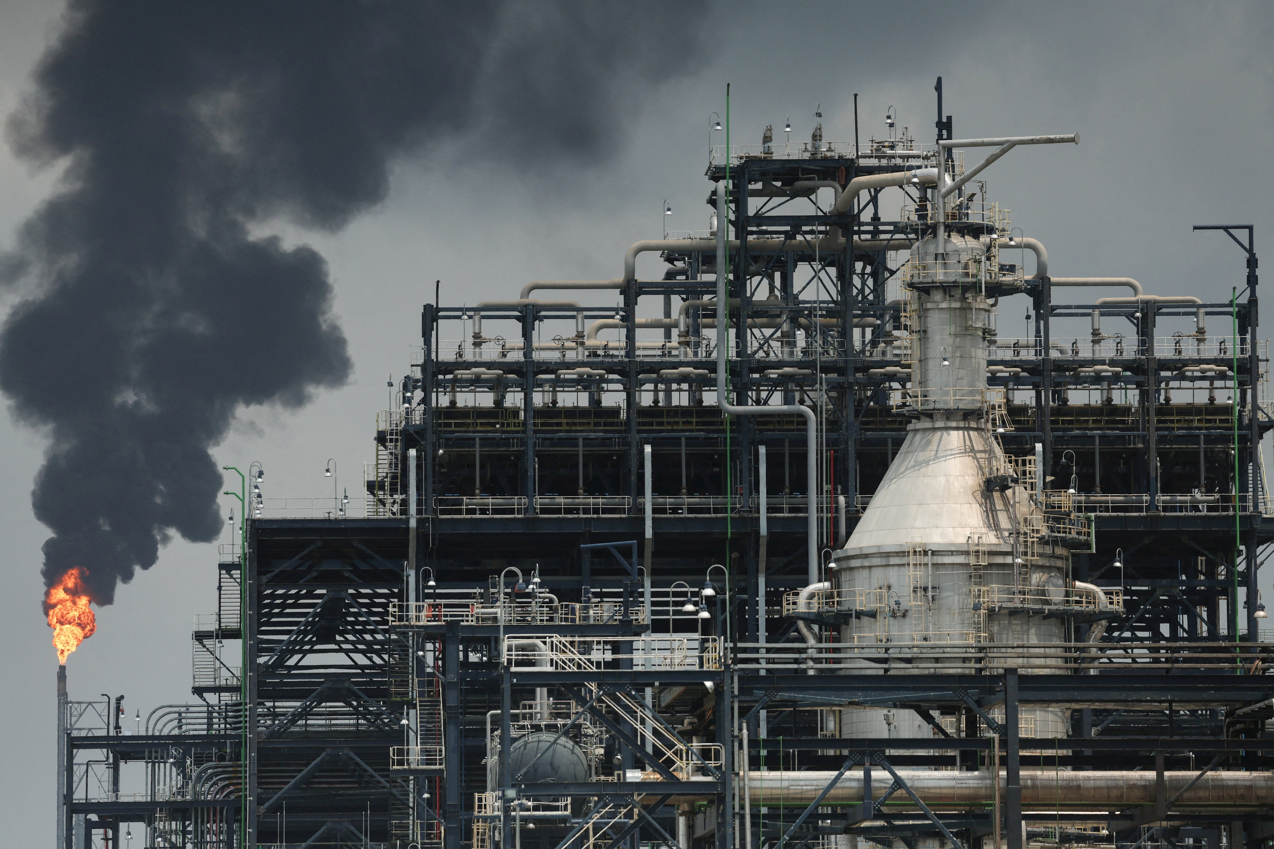 El precio del petróleo sube por cuarto día consecutivo, superando los 90 dólares por barri