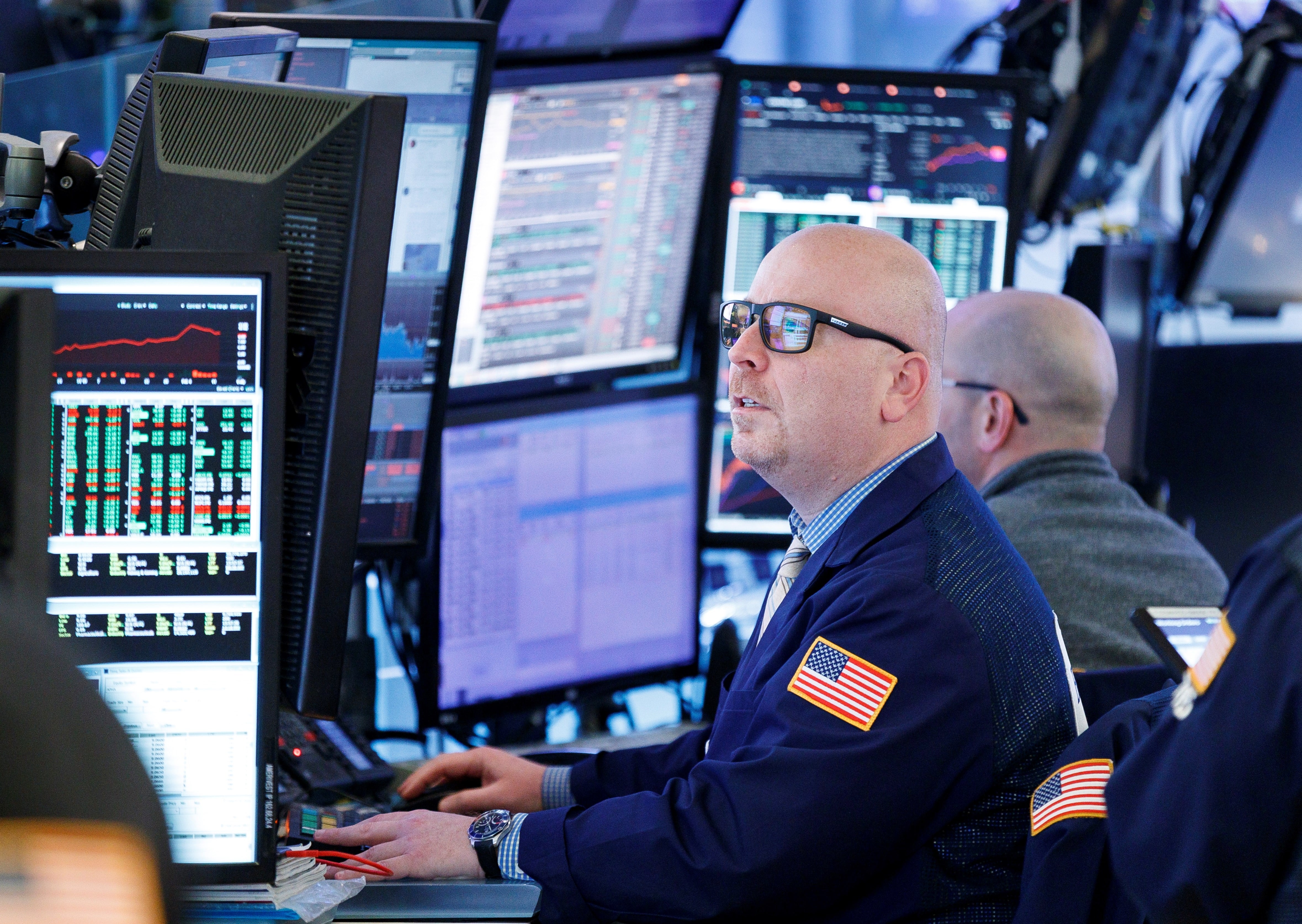 Las bolsas europeas cierran en rojo y Wall Street opera en baja, mientras el dólar se debi