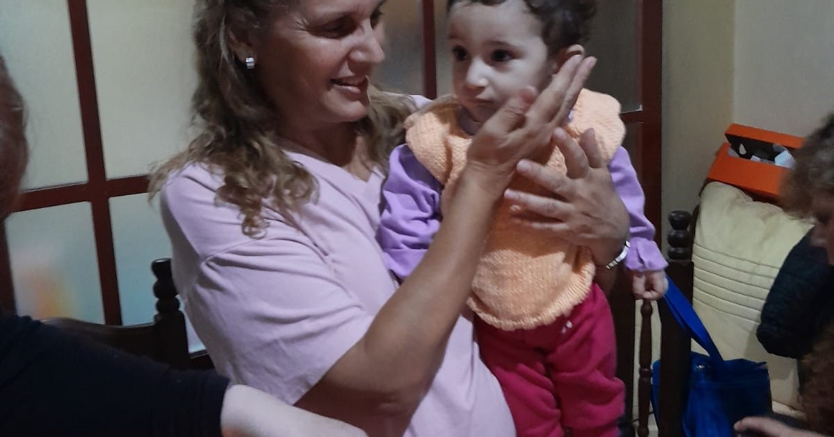Dos mujeres superan la adversidad y se convierten en madres a los 50.