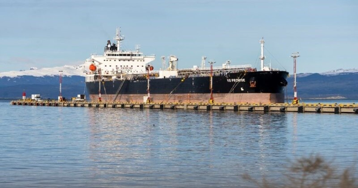 Buque petrolero británico amarra en Tierra del Fuego