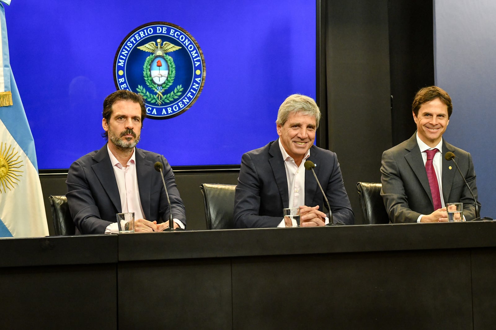 Caputo apuesta a créditos hipotecarios, dólares y obras para reactivar la economía sin gastar más