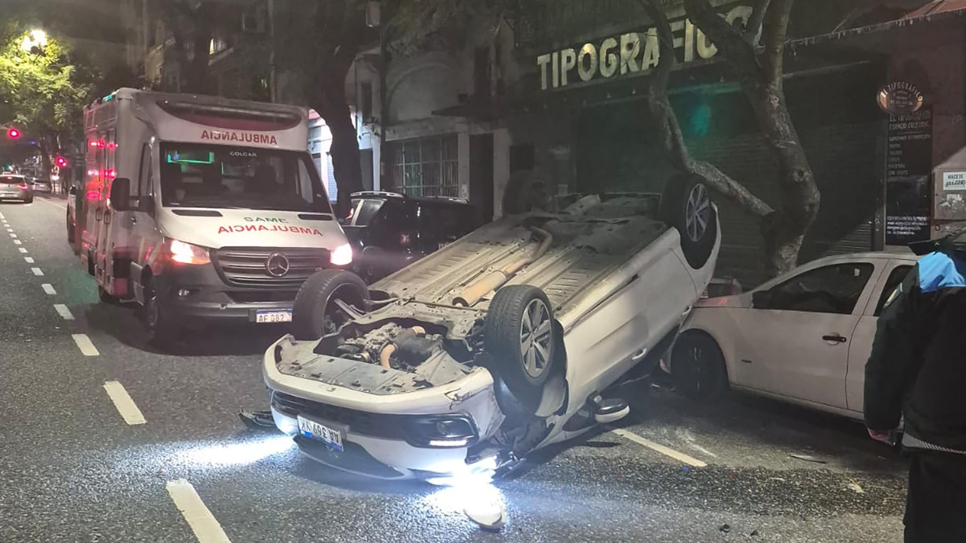 Choque y vuelco en San Cristóbal: un herido en la avenida San Juan
