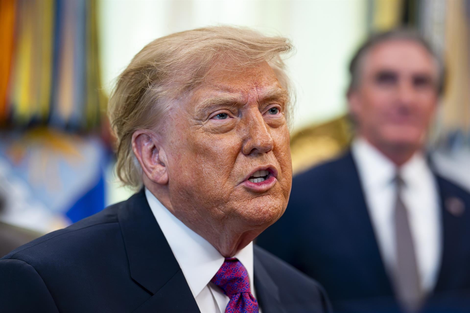 Trump convoca a petroleras para bajar precios ante la guerra con Irán