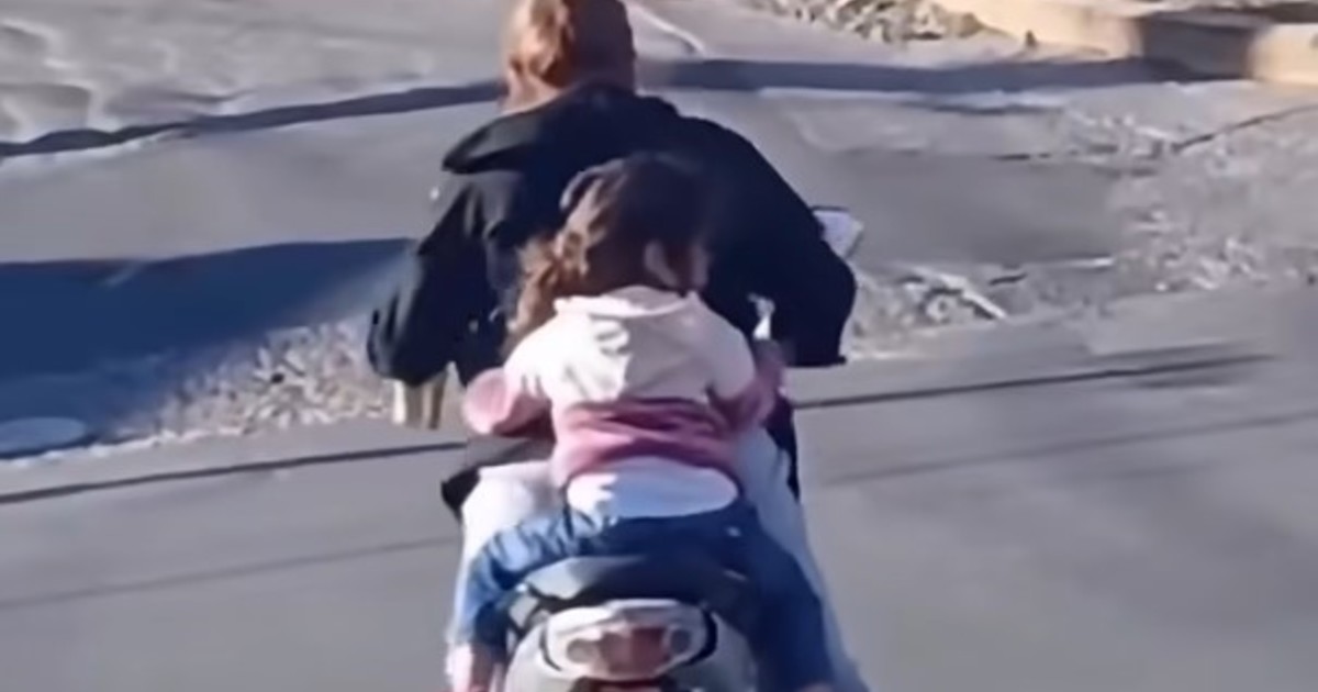 Mujer en moto con nena sin casco y cerveza indignó en Catamarca