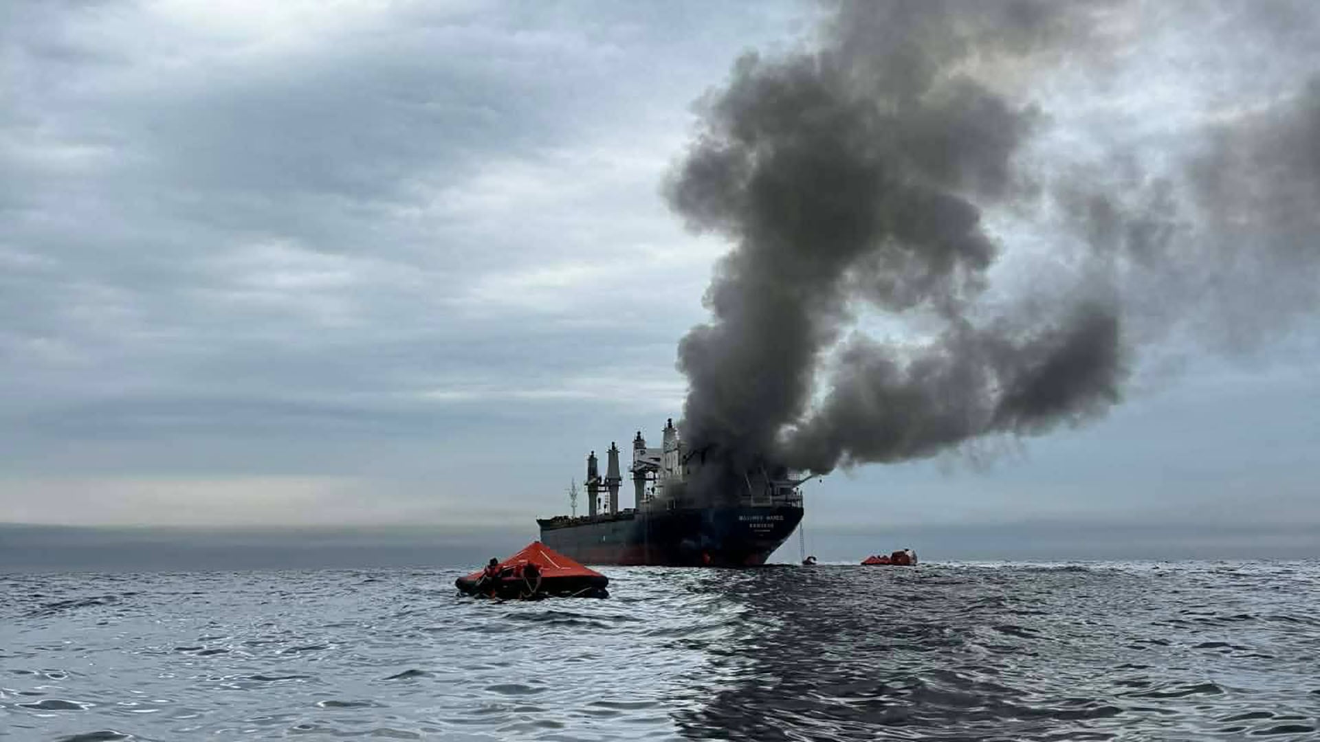 Irán confirma dos petroleros en llamas por minas en el Estrecho de Ormuz