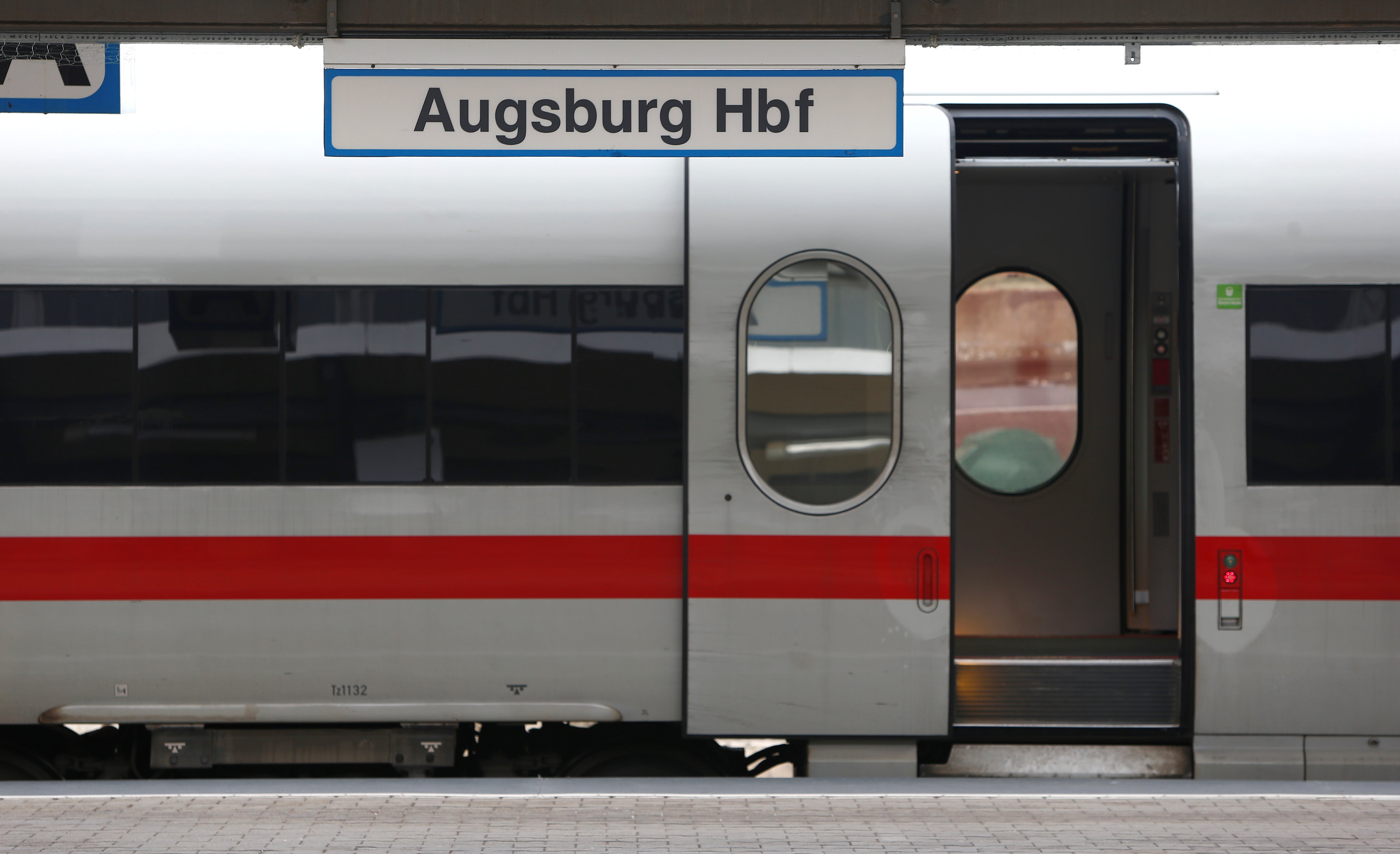Explosión y objetos sospechosos cierran estación de tren en Alemania