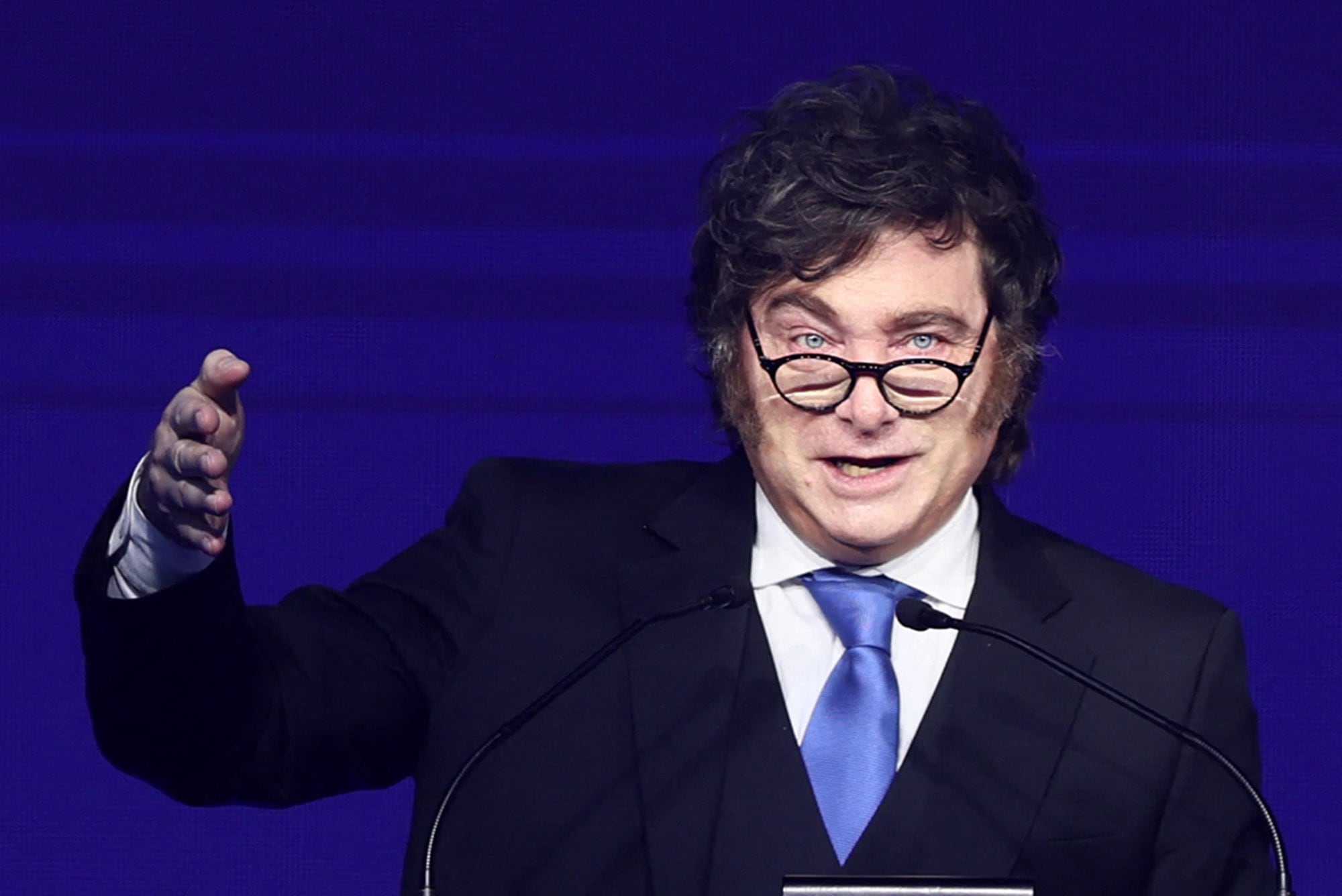 Milei critica a la izquierda global y a Pedro Sánchez