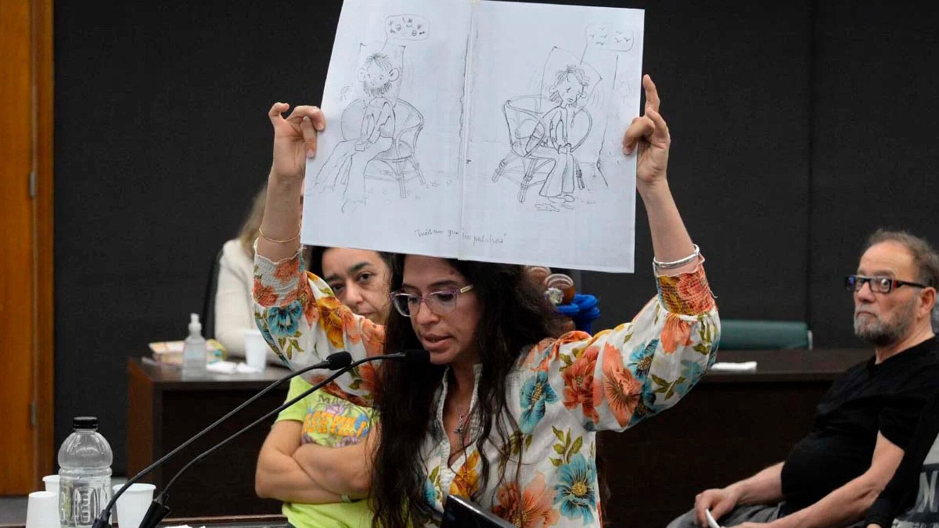 Hija de desaparecidos recibe dibujos de su padre