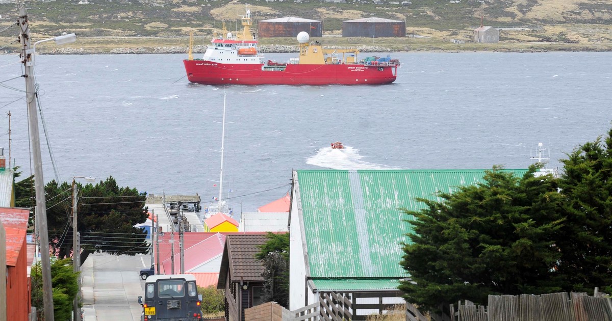 Malvinas viaja a Chile para concretar ruta comercial con Punta Arenas