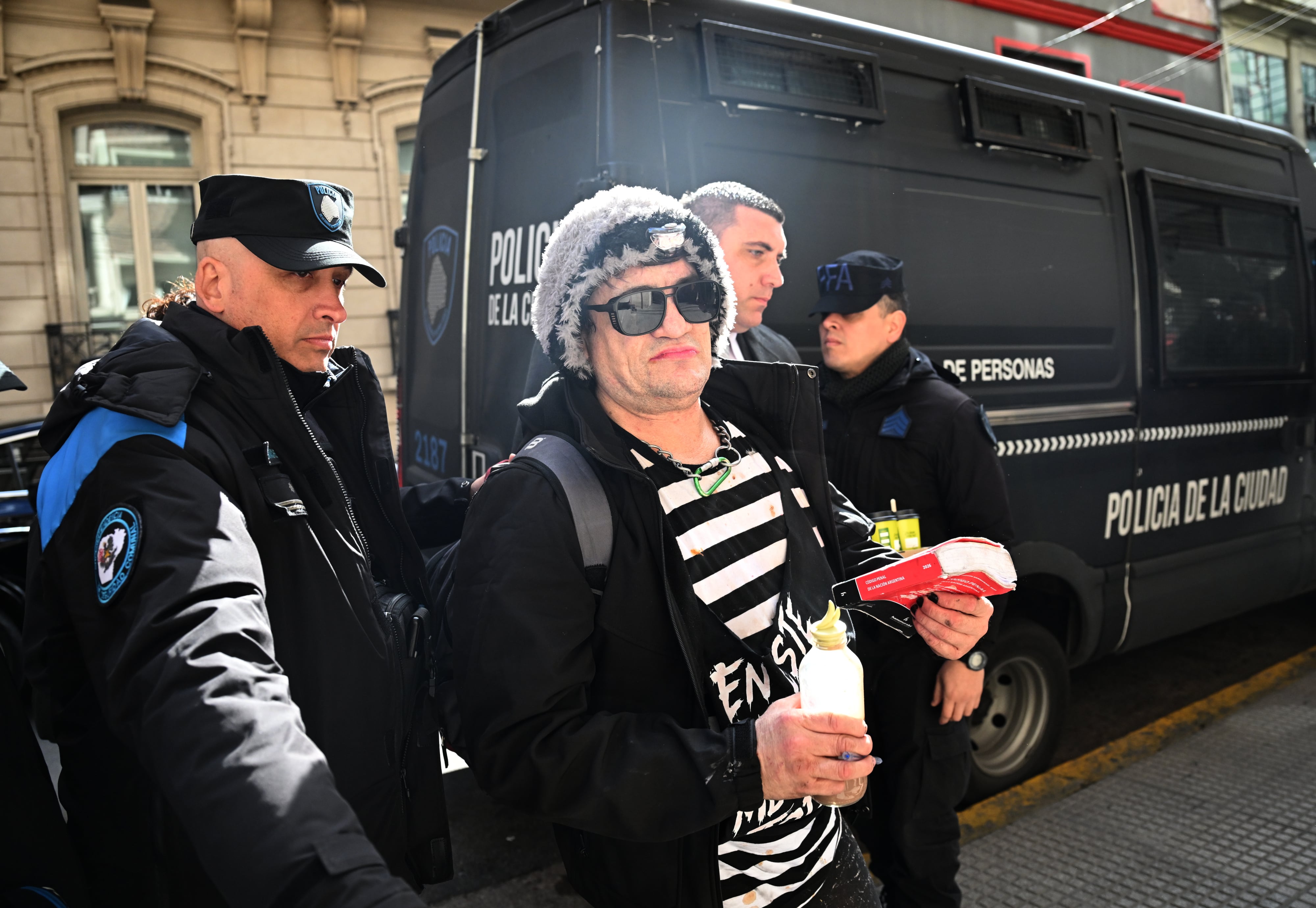 Álvarez se presenta en juicio