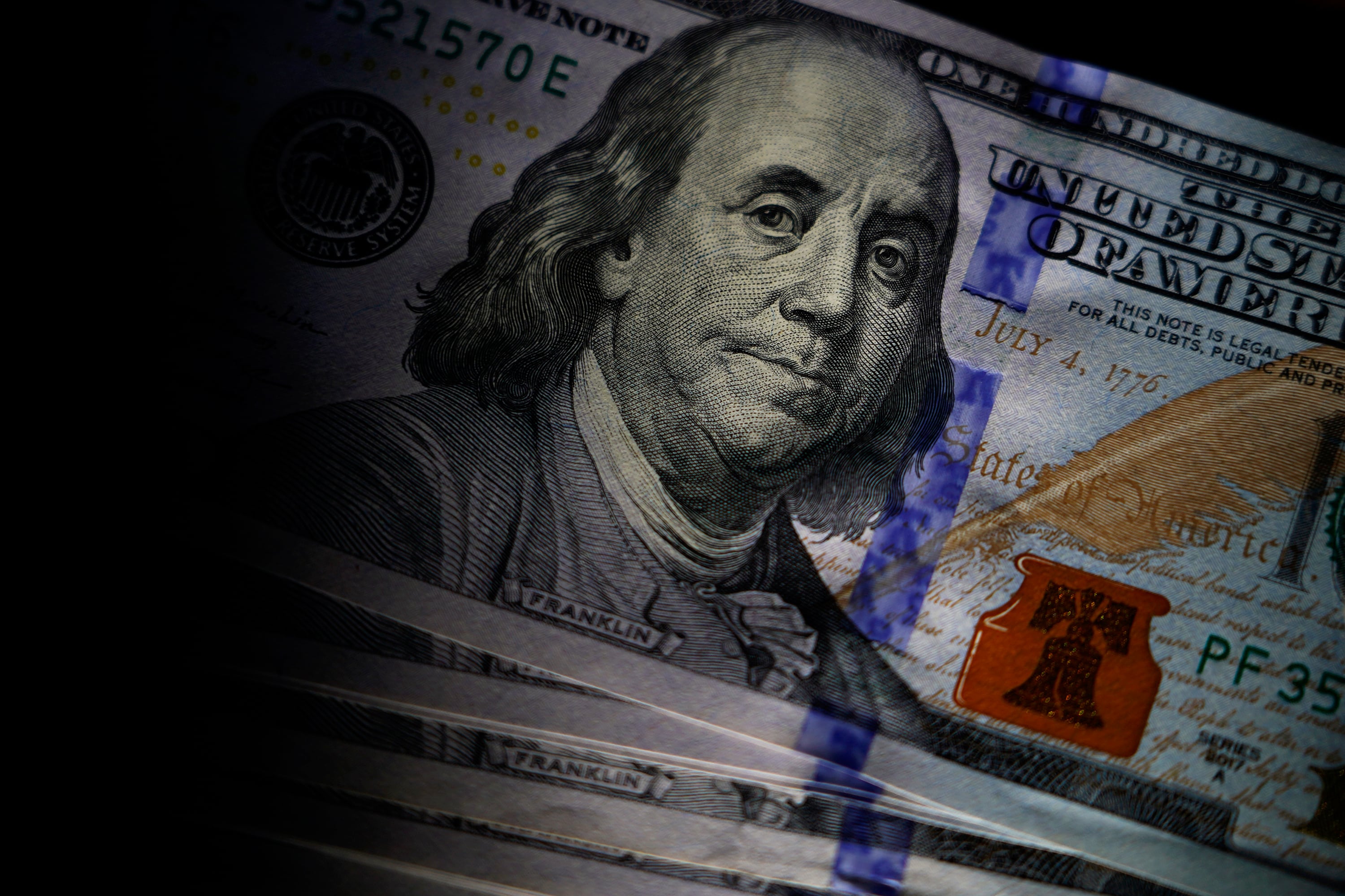 Dólar sube sin intervención del Banco Central
