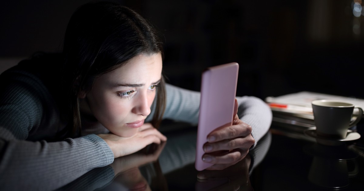 Estudiantes secundarios pasan 6 horas diarias con celulares.