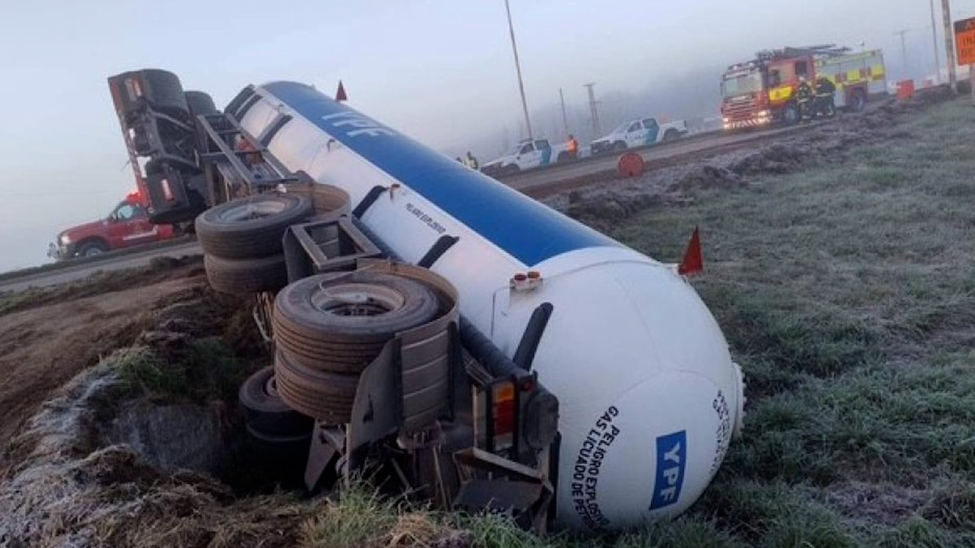 Camión con gas licuado volcado en Ruta Nacional 205, no hay fuga