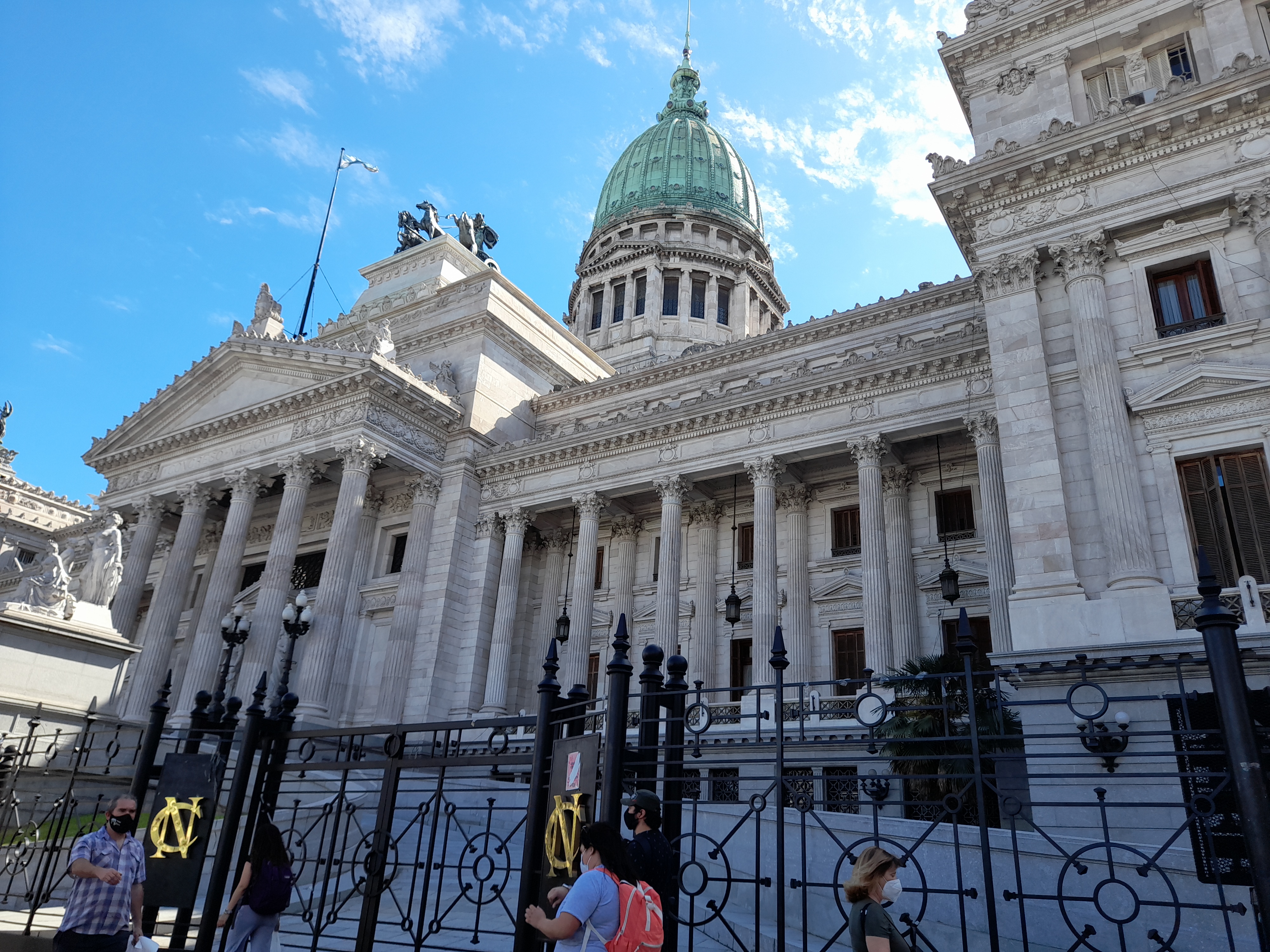 Guerra de poderes: El Ejecutivo tensa la cuerda y amenaza con un veto total al Congreso
