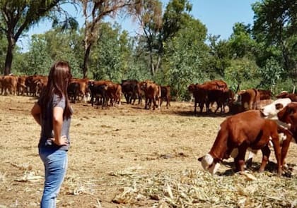 Natalia Auat regresa al campo y crea su cabaña Braford